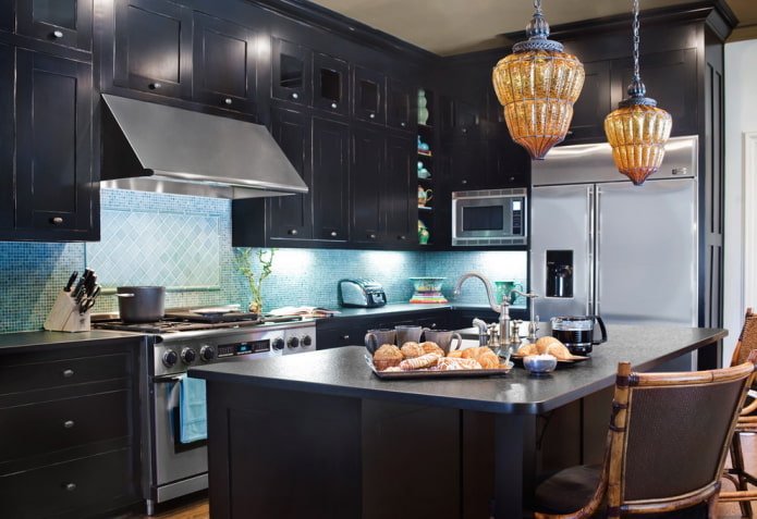 juego de cocina negro y delantal azul
