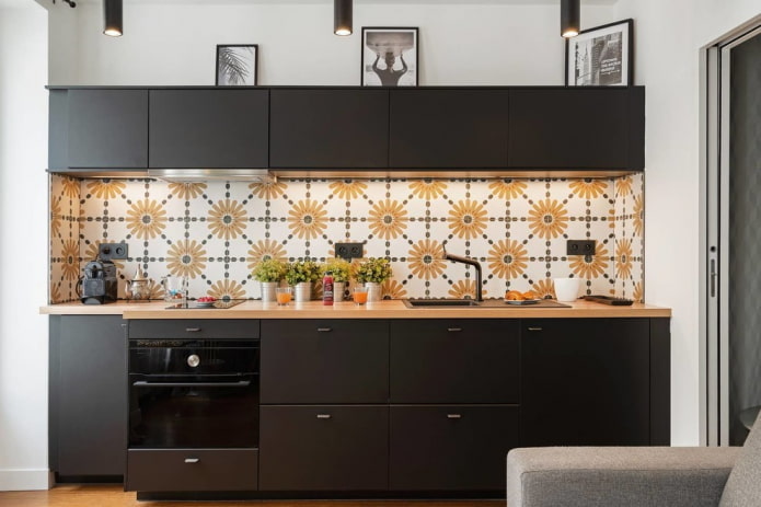 Juego de cocina negro con delantal blanco y amarillo