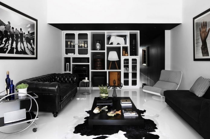 Interior de la sala de estar en tonos blanco y negro