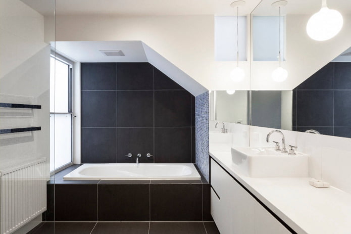 baño en blanco y negro con nicho