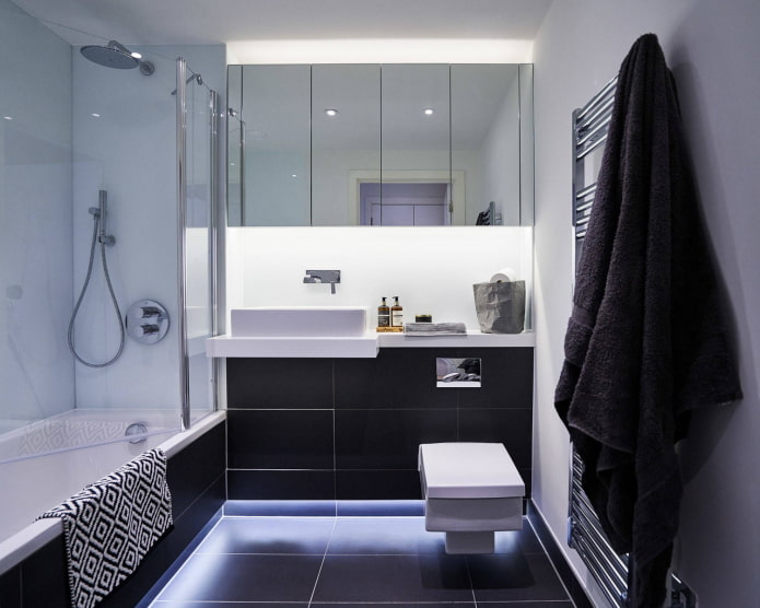 Baño en blanco y negro con iluminación LED