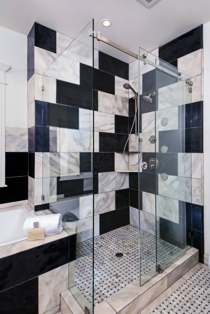 Azulejos blancos y negros con un patrón escalonado