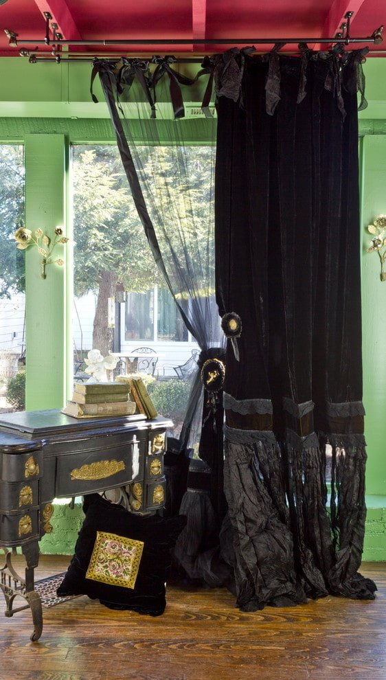 Cortinas oscuras en bucles