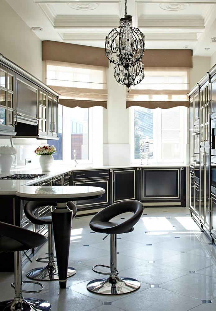 Cocina con muebles negros y paredes claras