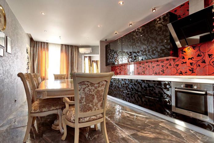 cocina con juego de cocina negro y papel pintado metálico
