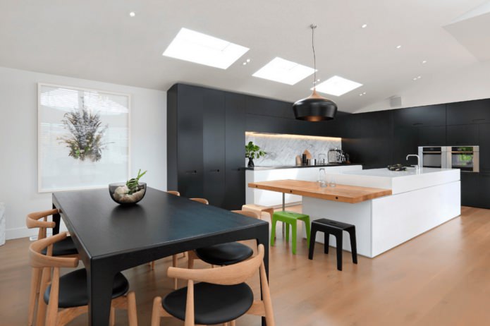 Conjunto negro moderno en el interior de la cocina