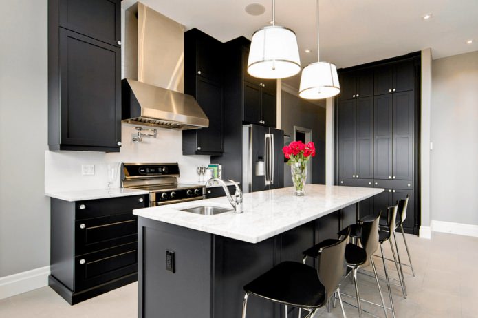 cocina con muebles negros y papel pintado liso gris