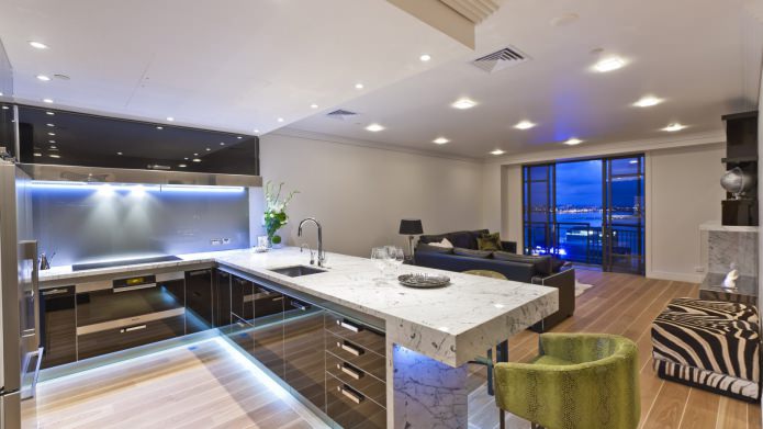 Interior de cocina con muebles negros