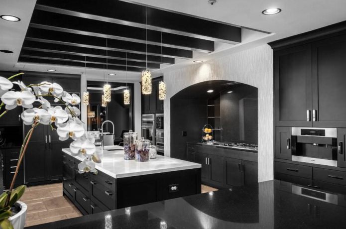 Papel pintado gris en la cocina con muebles negros