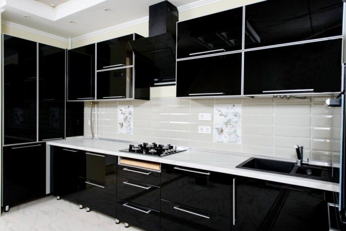 Conjunto de cocina negro brillante en estilo minimalista