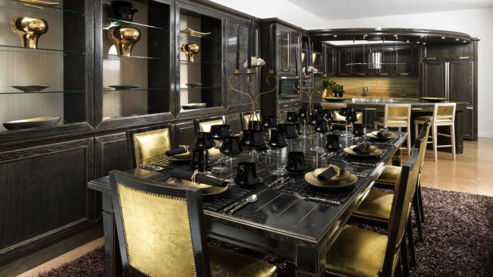Cocina de madera negra de estilo clásico