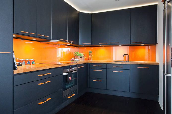 Juego de cocina esquinero negro con delantal naranja