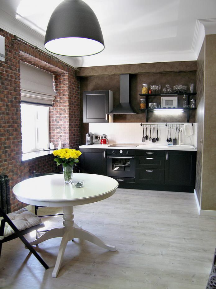 Conjunto negro en el interior de una cocina pequeña