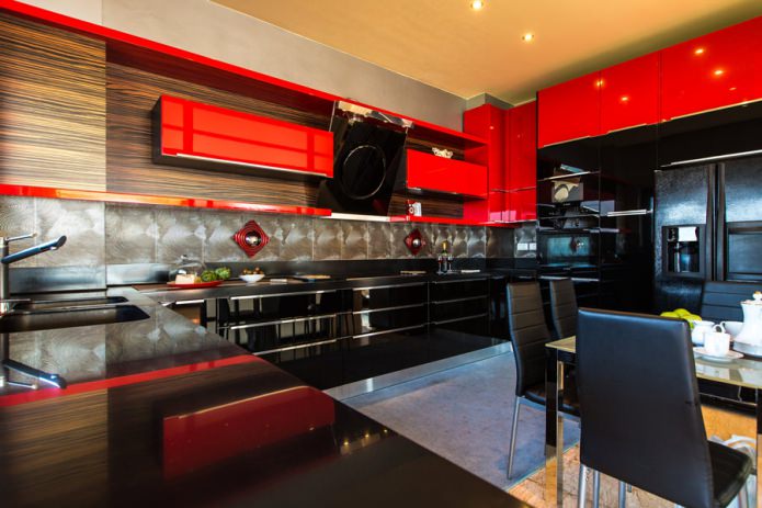 Juego de cocina negro y rojo en un interior de cocina moderno
