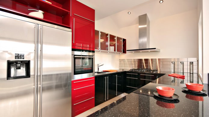 cocina con juego de cocina negro y rojo