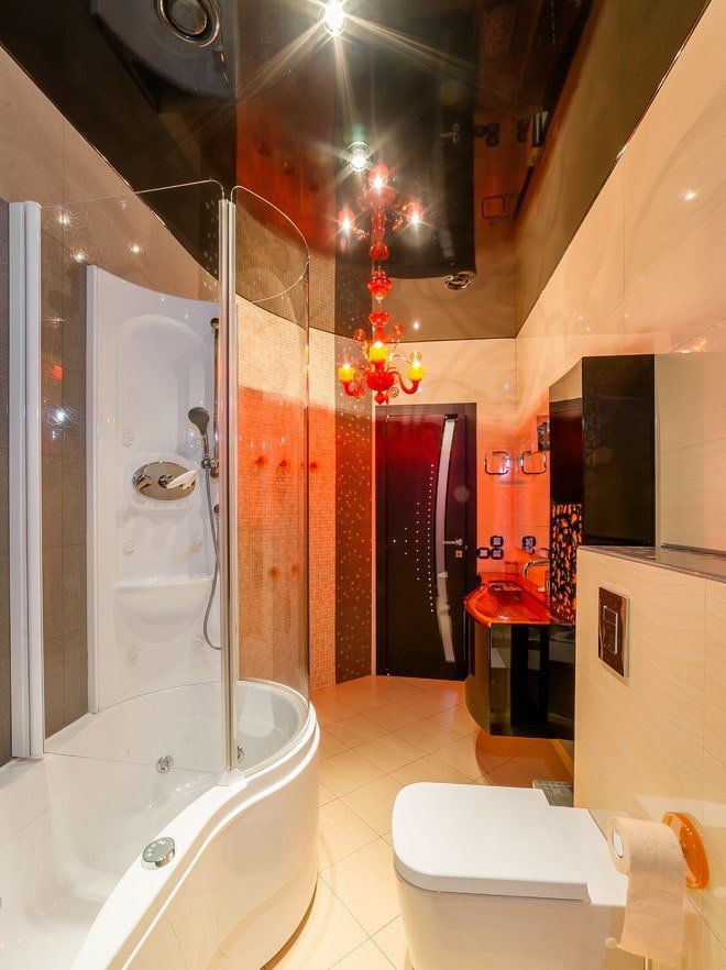 Techo tensado negro brillante en el baño