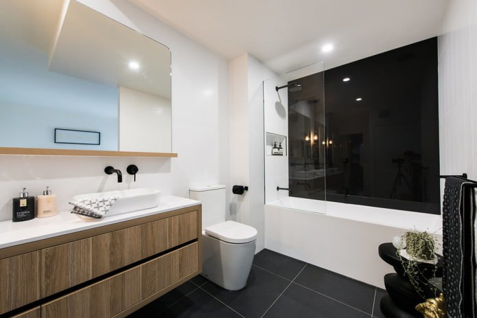 Azulejos negros en el baño