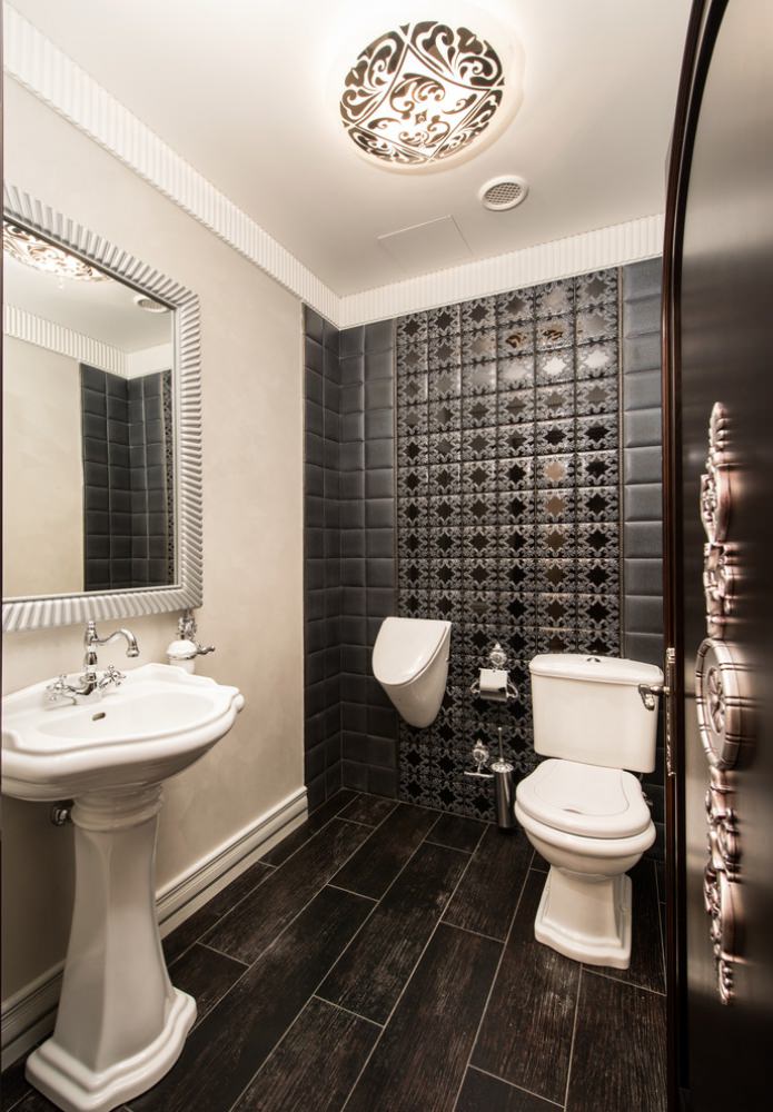 azulejos negros en el suelo del baño