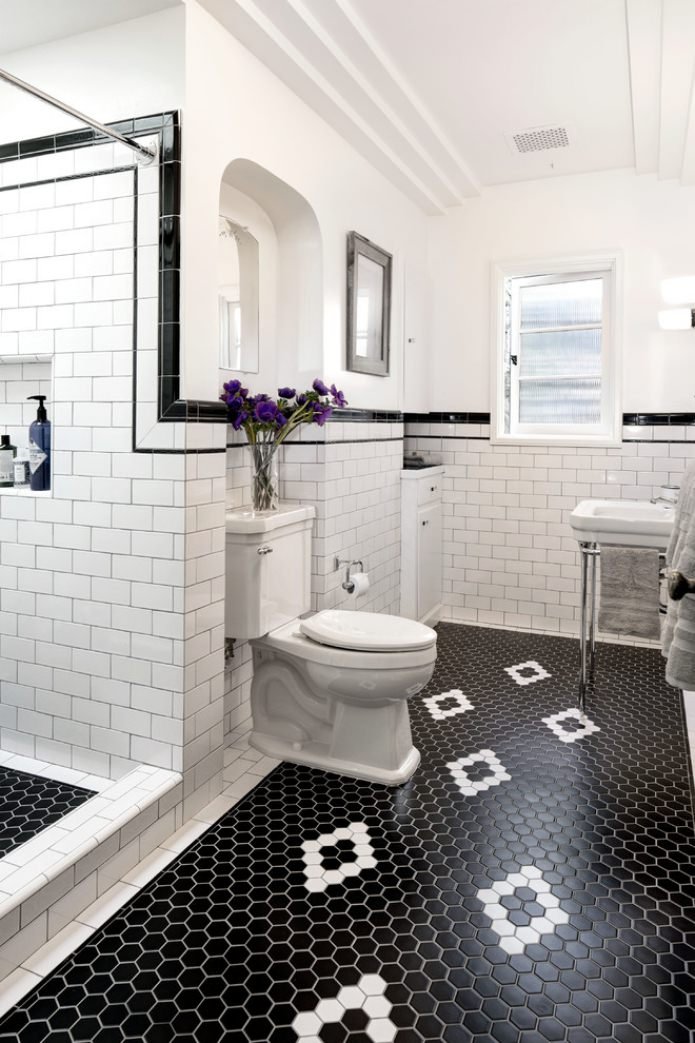 inserciones blancas en azulejos negros del suelo