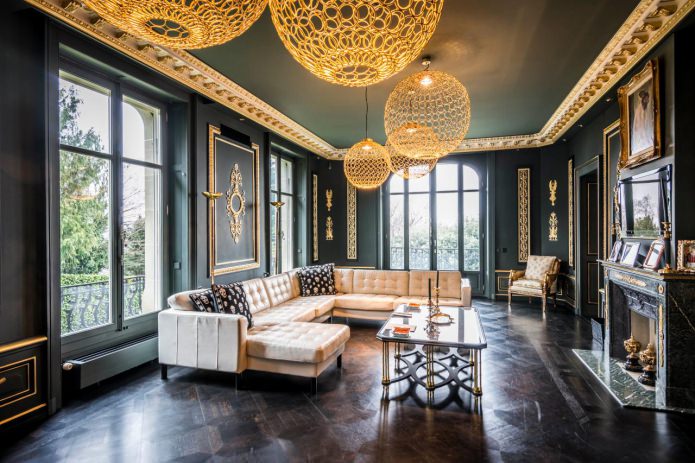 sala de estar de estilo clásico con detalles en negro y dorado