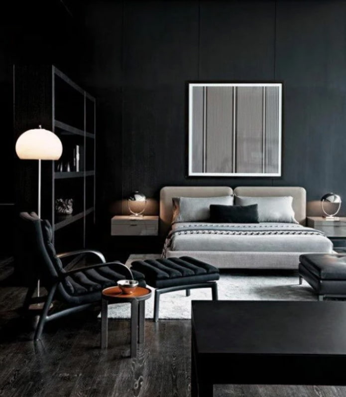 muebles negros en una habitación negra