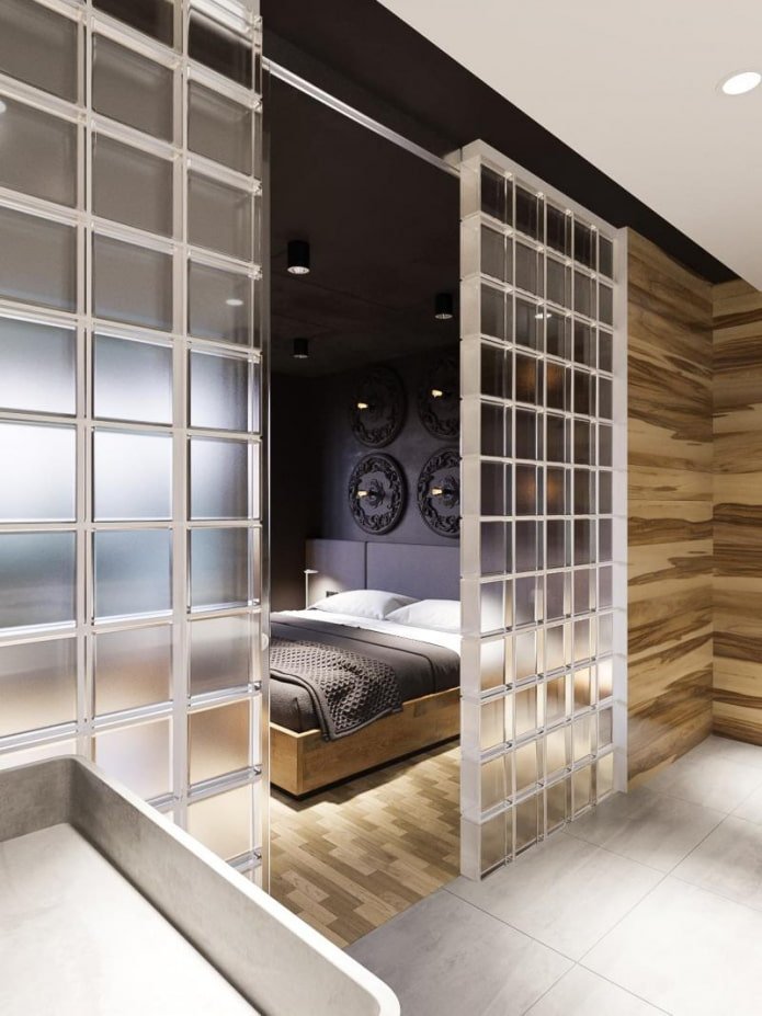 dormitorio separado por bloques de vidrio