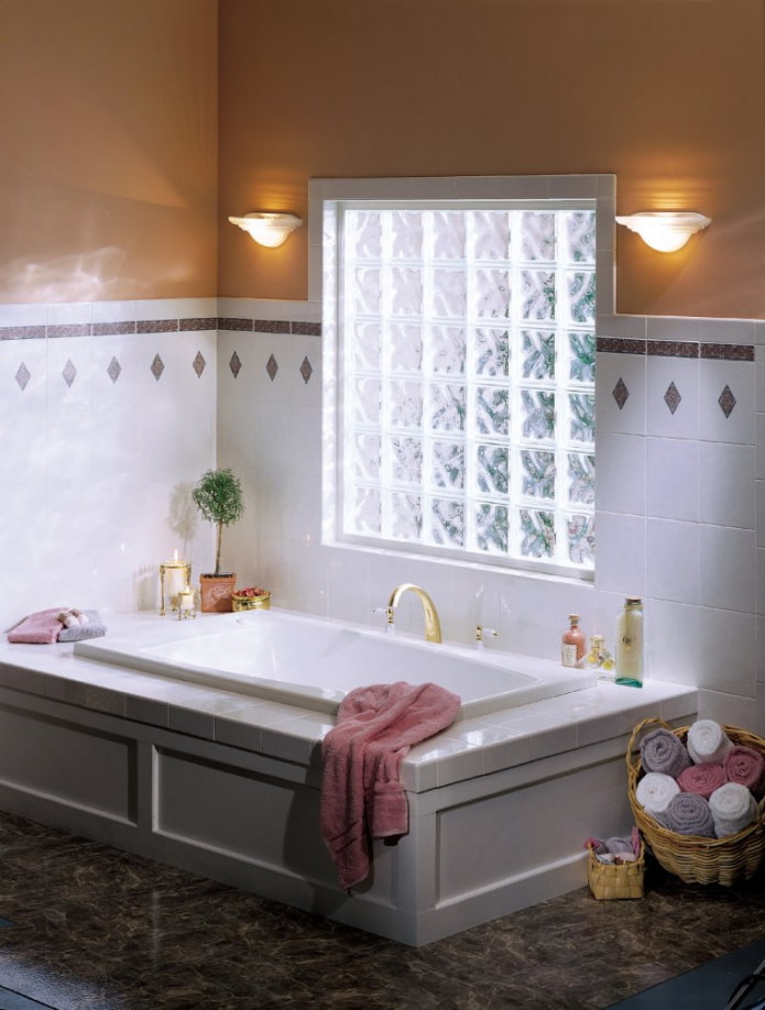 ventana de bloques de vidrio en el baño