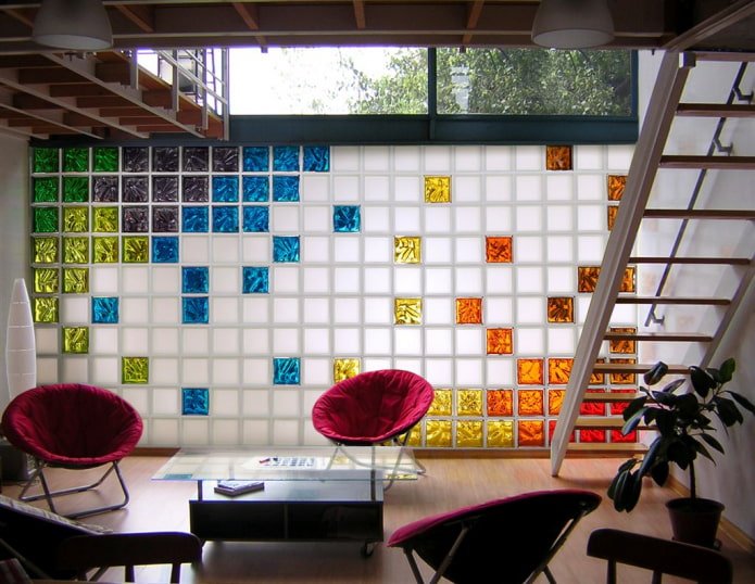 bloques de vidrio de colores en el interior