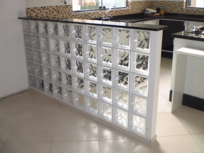 bloques de vidrio transparentes en la cocina