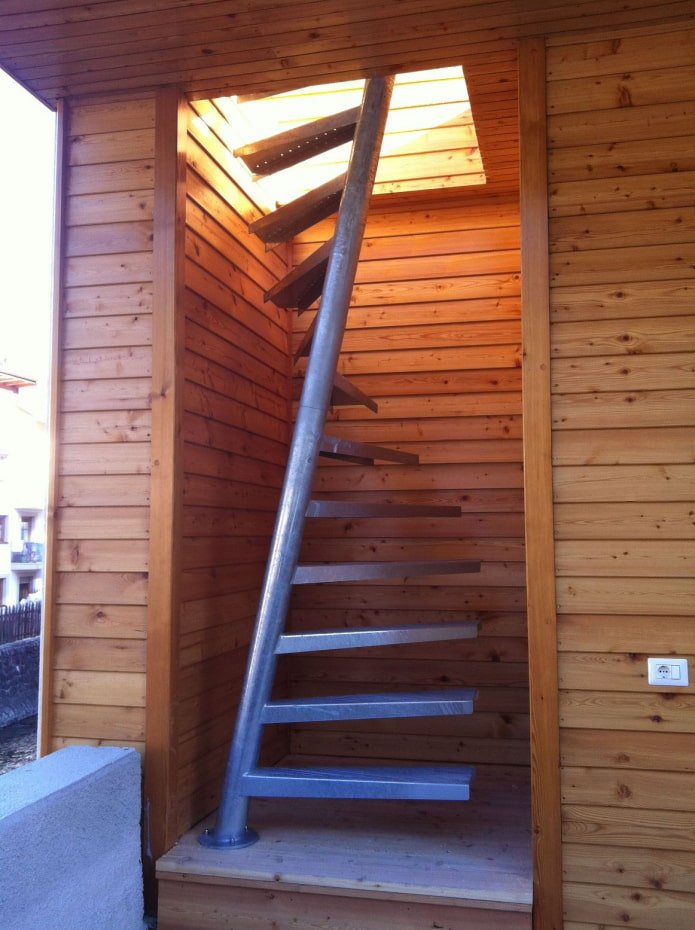 escalera de caracol con soporte oblicuo