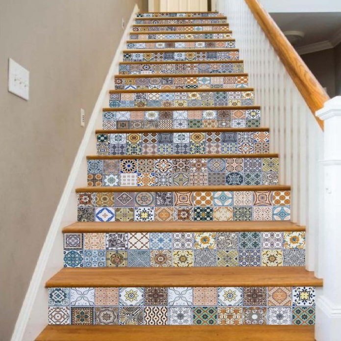 azulejos brillantes en contrahuellas