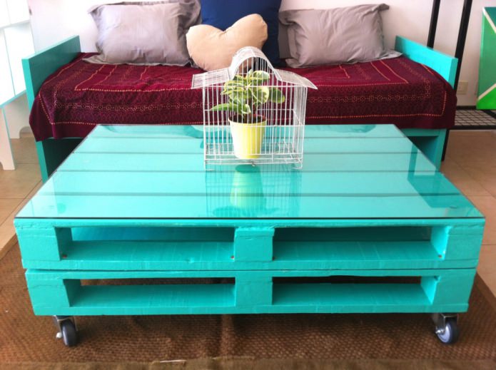 mesa hecha con dos palés