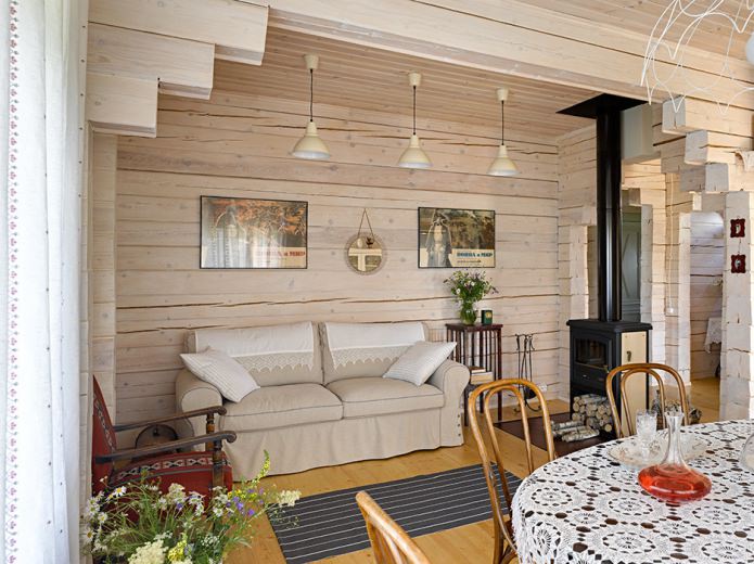 estufa en el interior de una casa de campo