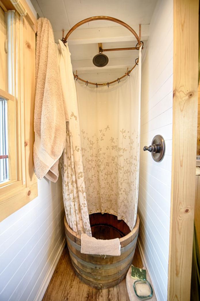 Ducha en una pequeña casa de campo