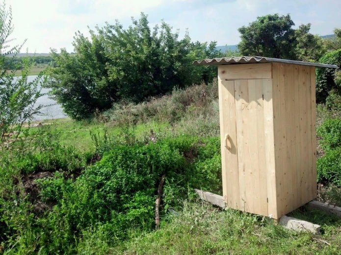 inodoro de madera en el campo
