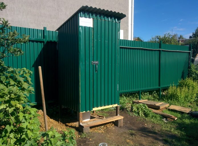 inodoro de chapa ondulada verde