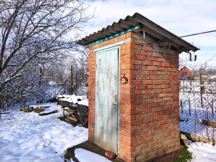 inodoro de ladrillo en invierno