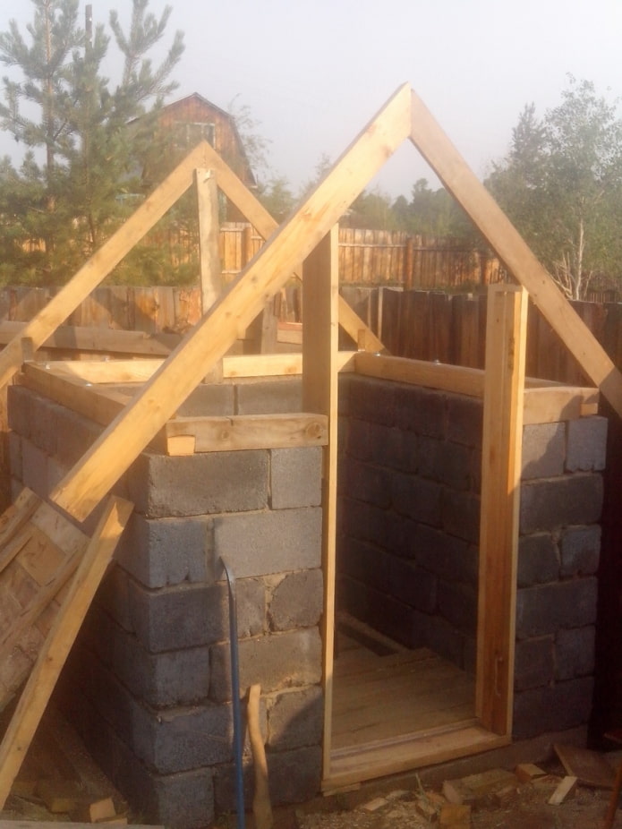 Construcción de un inodoro con bloques de hormigón