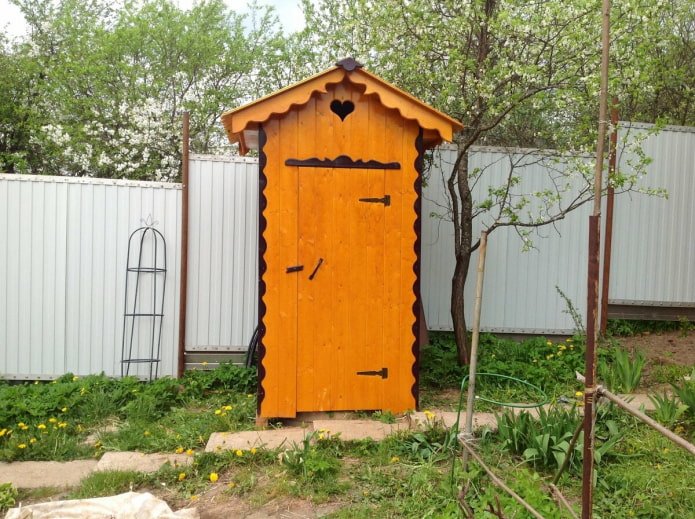 Casa de baño con piezas talladas