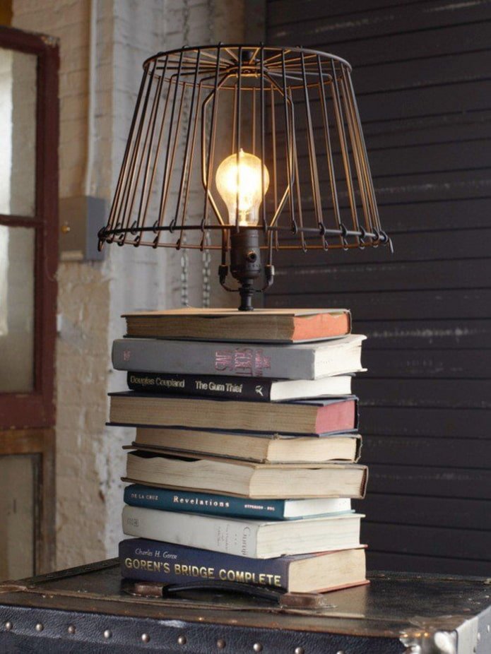Lámpara hecha de libros