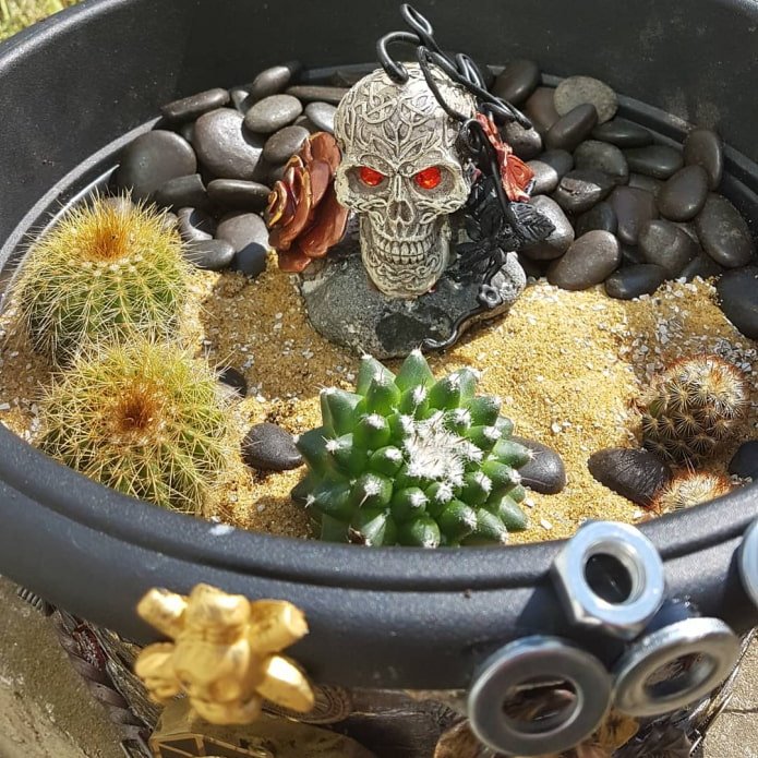 maceta con decoración steampunk