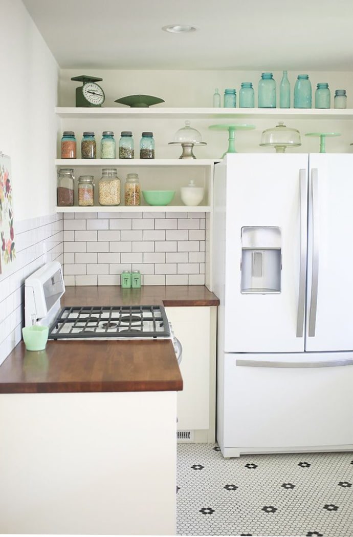 Estantes abiertos sobre el refrigerador