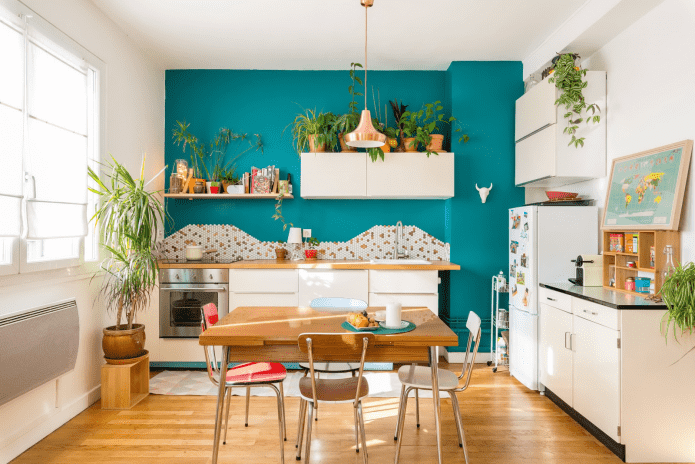 decoración de una pared de acento en el interior de la cocina