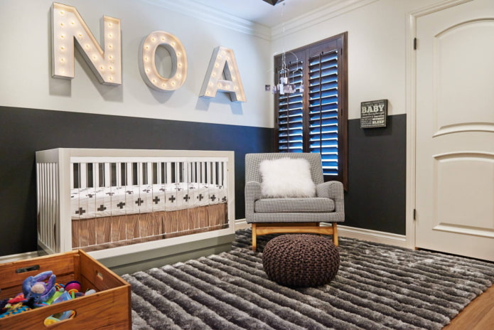 Letras en la pared del dormitorio infantil