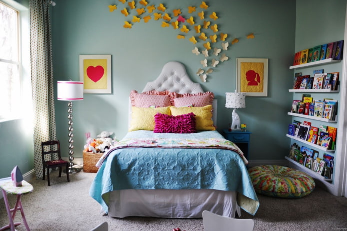 mariposas de papel en la pared del interior
