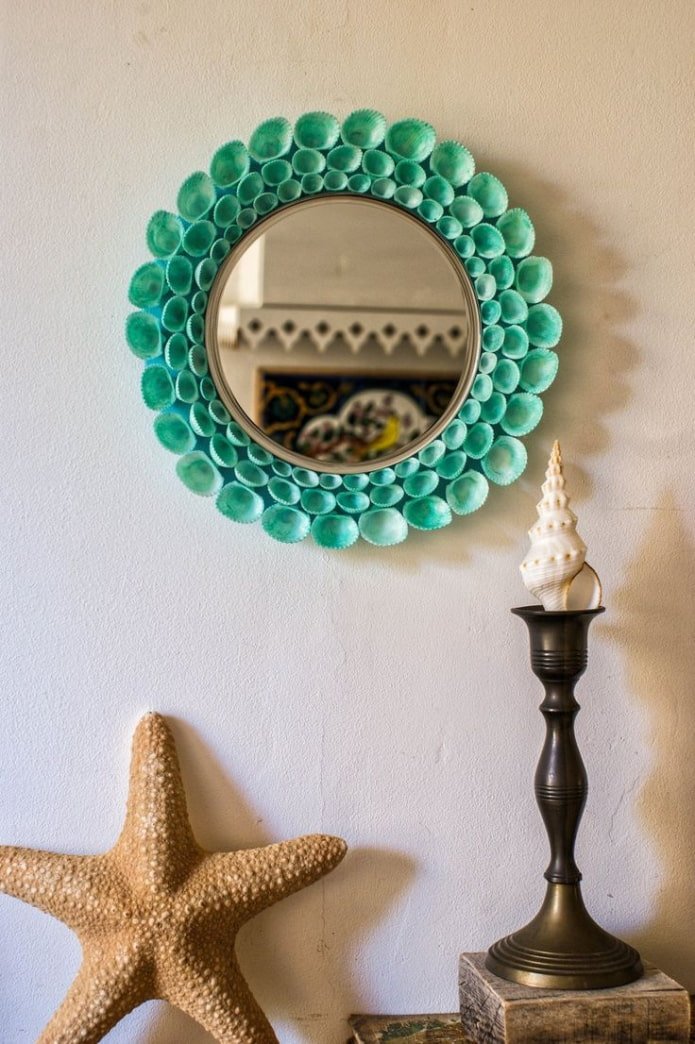 espejo decorado con conchas