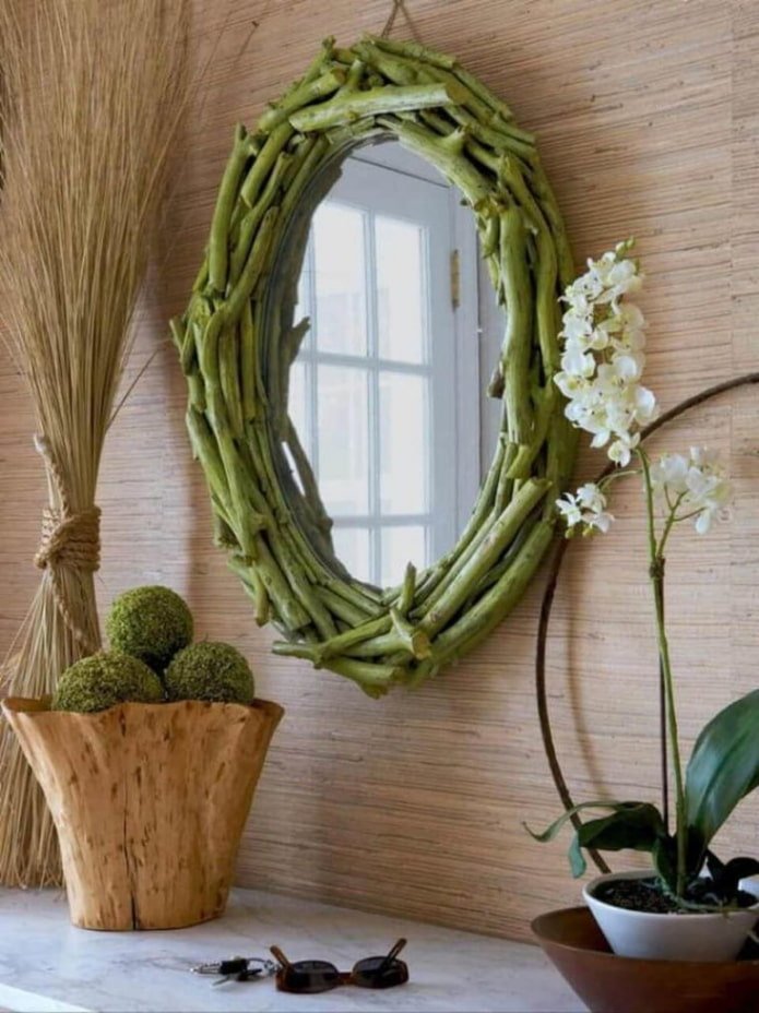 Espejo decorado con ramas de árbol