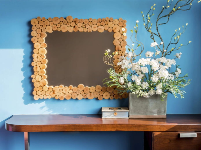 espejo decorado con cortes de madera