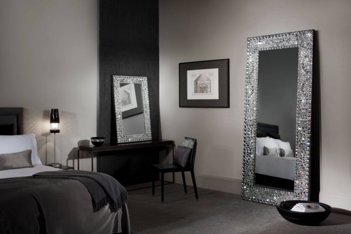 espejos decorados con diamantes de imitación en el interior