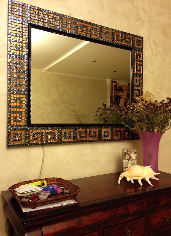 Espejo en un marco de mosaico en el interior